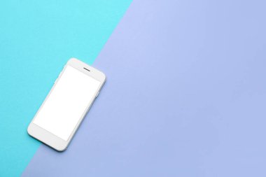 Renkli arka planda modern cep telefonu