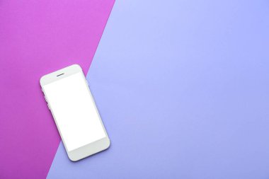 Renkli arka planda modern cep telefonu