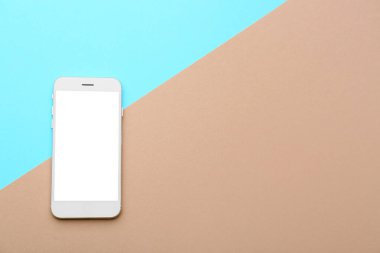 Renkli arka planda modern cep telefonu