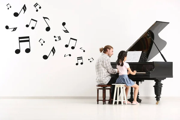 Musiklärare Ger Pianolektioner Till Liten Flicka — Stockfoto