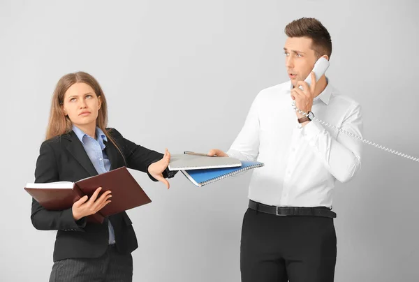 Secretario Masculino Jefe Ocupado Fondo Claro — Foto de Stock