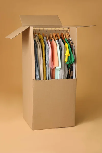 Moving Box Clothes Color Background — Stock Photo, Image