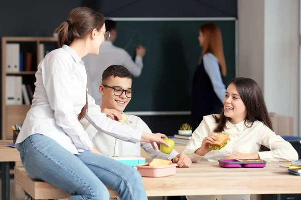 Uczniowie Jedzący Lunch Klasie — Zdjęcie stockowe