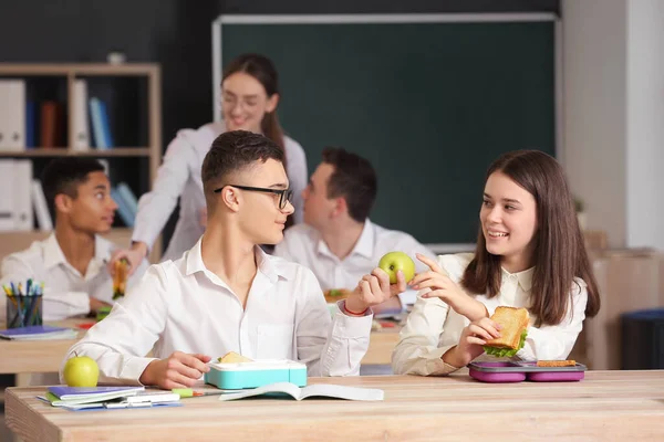 Žáci Obědvají Třídě — Stock fotografie