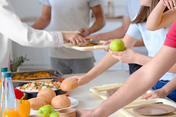 Alumnos Visitando Comedor Escolar Para Almorzar — Foto de Stock
