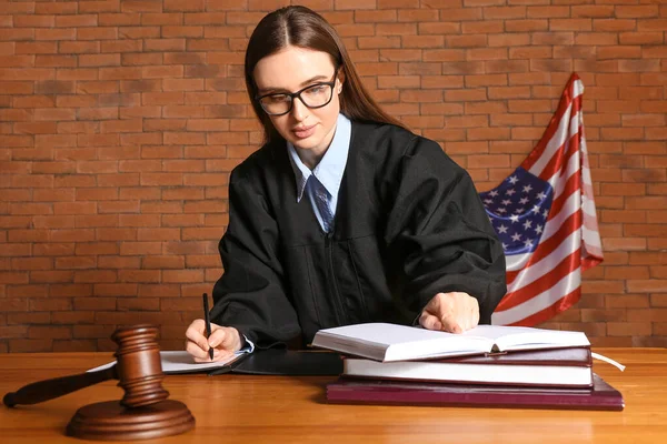 Female Judge Table Courtroom — Stock Photo, Image