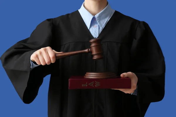 Richterin Mit Hammer Auf Farbigem Hintergrund — Stockfoto