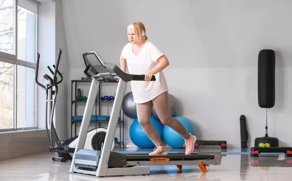 Frau Mit Übergewichtstraining Fitnessstudio — Stockfoto