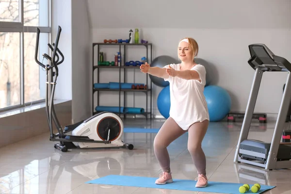 Frau Mit Übergewichtstraining Fitnessstudio — Stockfoto