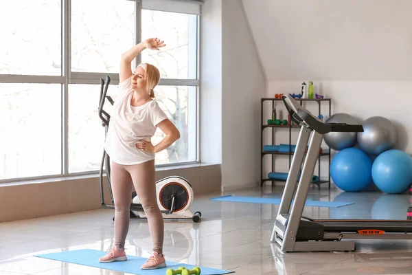 Femme Avec Entraînement Poids Excessif Dans Salle Gym — Photo