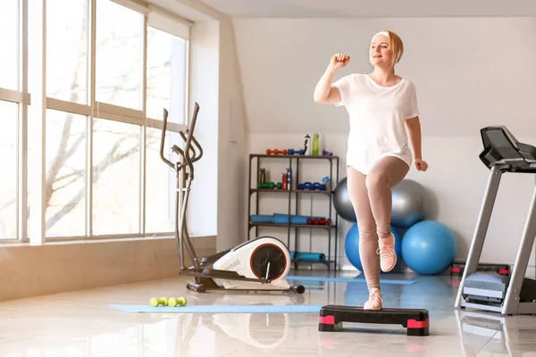 Frau Mit Übergewichtstraining Fitnessstudio — Stockfoto