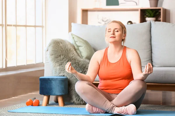 Vrouw Met Overgewicht Oefenen Yoga Thuis — Stockfoto