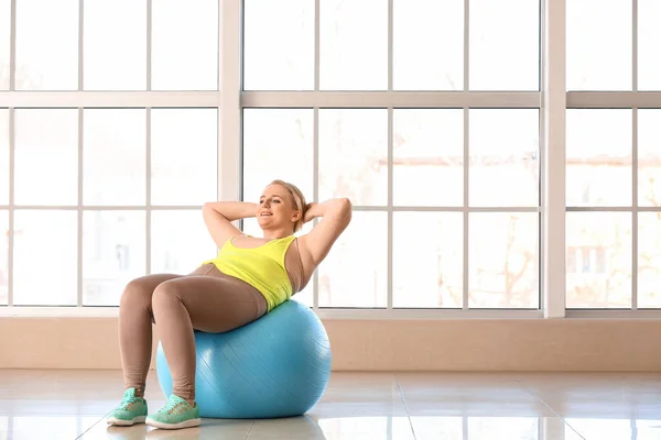 Vrouw Met Overgewicht Training Sportschool — Stockfoto