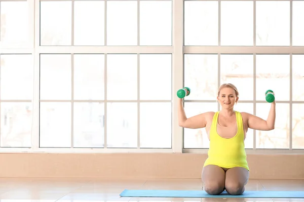 Vrouw Met Overgewicht Training Sportschool — Stockfoto