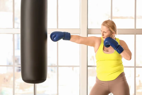 Mujer Con Exceso Entrenamiento Con Pesas Gimnasio — Foto de Stock