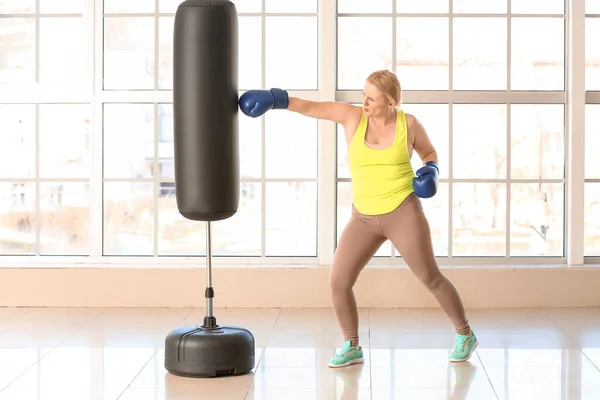 Mujer Con Exceso Entrenamiento Con Pesas Gimnasio — Foto de Stock