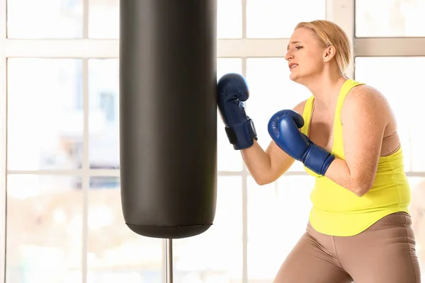 在健身房接受超重训练的妇女 — 图库照片
