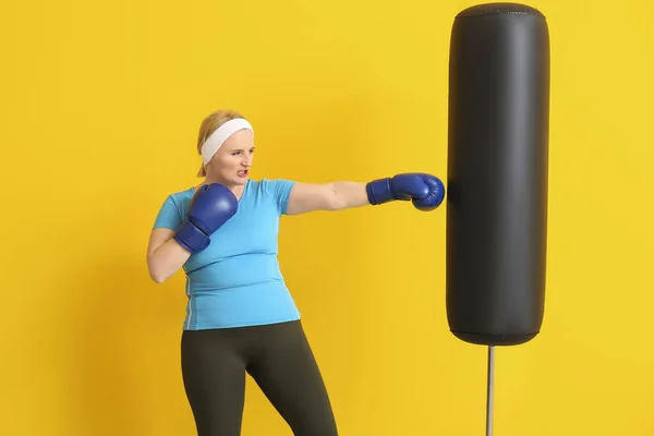 Mujer Con Exceso Entrenamiento Con Pesas Sobre Fondo Color — Foto de Stock