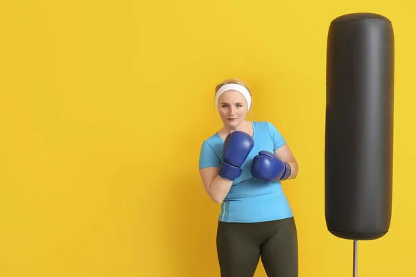 Mujer Con Exceso Entrenamiento Con Pesas Sobre Fondo Color —  Fotos de Stock