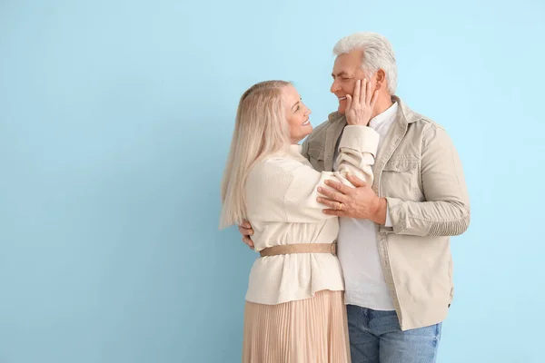 Retrato Feliz Pareja Ancianos Sobre Fondo Color —  Fotos de Stock