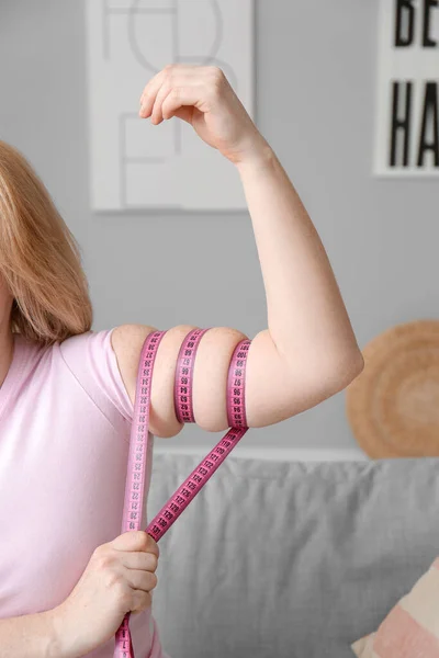 Übergewichtige Frau Mit Maßband Hause — Stockfoto