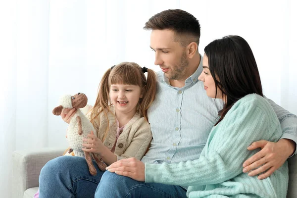 Coppia Felice Con Bambina Adottata Casa — Foto Stock