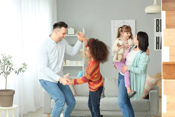 Boldog Pár Kis Örökbefogadott Gyerekekkel Akik Otthon Táncolnak — Stock Fotó