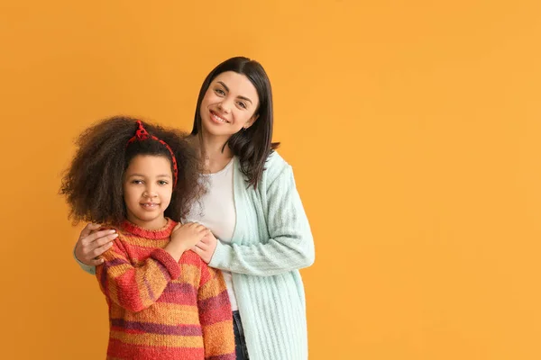 Gelukkig Vrouw Met Weinig Geadopteerd Meisje Kleur Achtergrond — Stockfoto