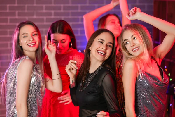 Belas Mulheres Jovens Dançando Clube Noturno — Fotografia de Stock