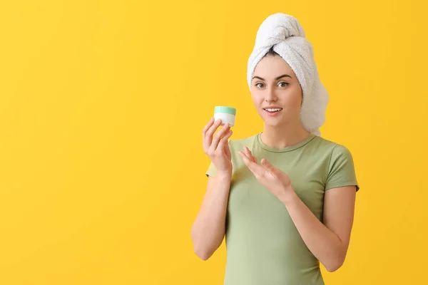 Junge Frau Mit Sahne Glas Auf Farbigem Hintergrund — Stockfoto