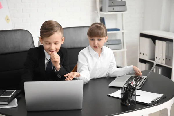 Pequeñas Secretarias Trabajando Oficina — Foto de Stock