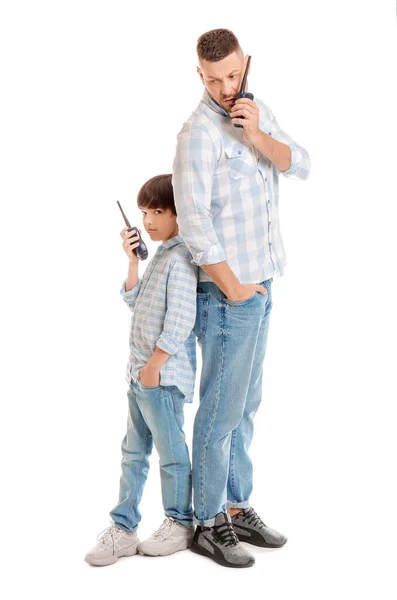 父と白の背景に無線送信機を持つ小さな息子 — ストック写真