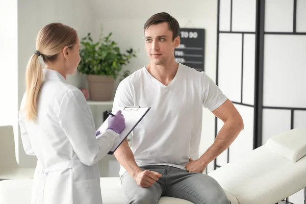 Plastic Surgeon Consulting Young Man Clinic — Stock Photo, Image