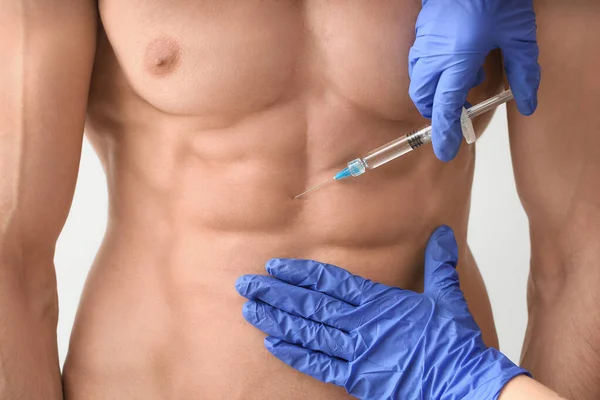 Svalnatý Muž Dostávající Injekci Steroidů Světlém Pozadí Detailní Záběr — Stock fotografie
