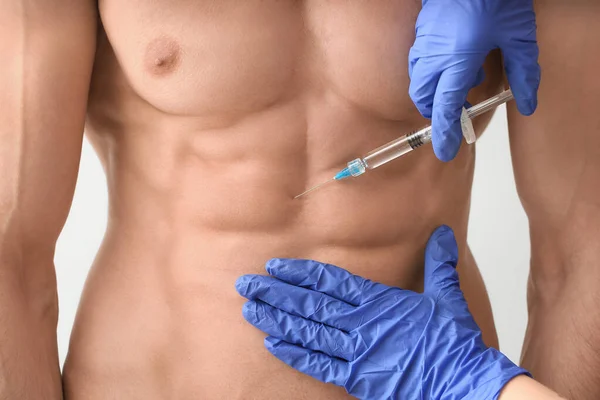 Gespierde Man Die Een Injectie Met Steroïden Lichte Achtergrond Krijgt — Stockfoto