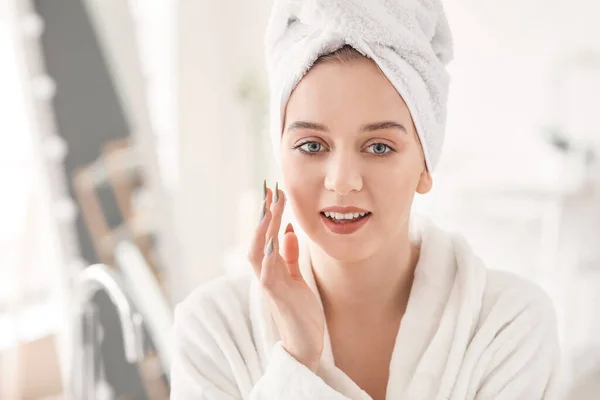 Belle Jeune Femme Appliquant Crème Dans Salle Bain — Photo