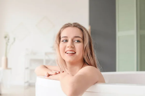 Hermosa Joven Tomando Baño Casa — Foto de Stock