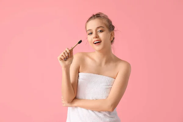 Jonge Vrouw Met Tandenborstel Kleur Achtergrond — Stockfoto