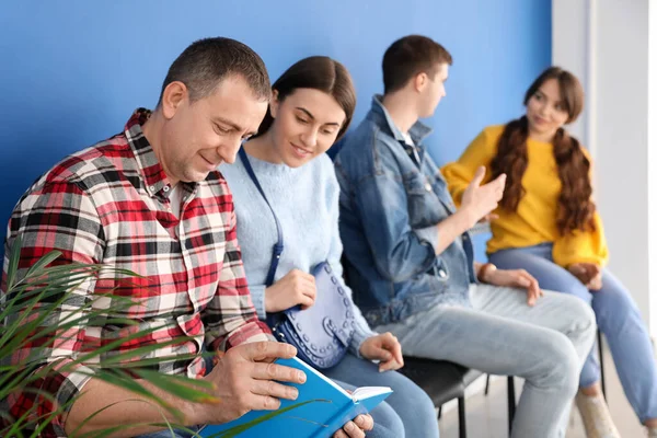 People Waiting Line Indoors — Stock Photo, Image