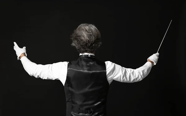 Starší Mužský Dirigent Tmavém Pozadí — Stock fotografie