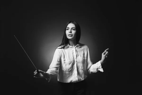 Svart Och Vitt Foto Ung Kvinnlig Dirigent Mörk Bakgrund — Stockfoto