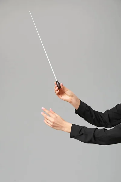 Handen Van Jonge Vrouwelijke Dirigent Grijze Achtergrond — Stockfoto