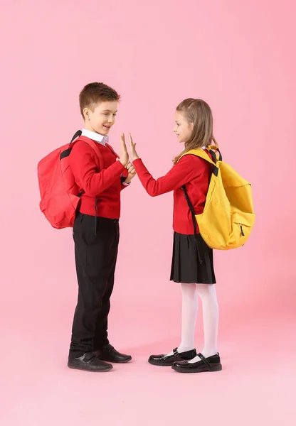 Nette Kleine Pupillen Die Einander High Five Auf Farbigem Hintergrund — Stockfoto