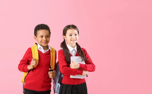 Petits Élèves Mignons Sur Fond Couleur — Photo