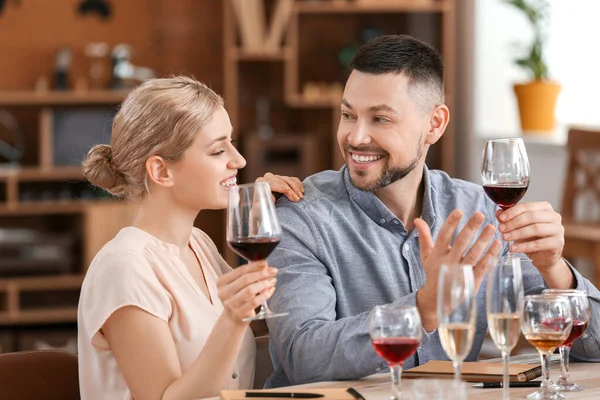 Gente Degustando Vino Restaurante — Foto de Stock