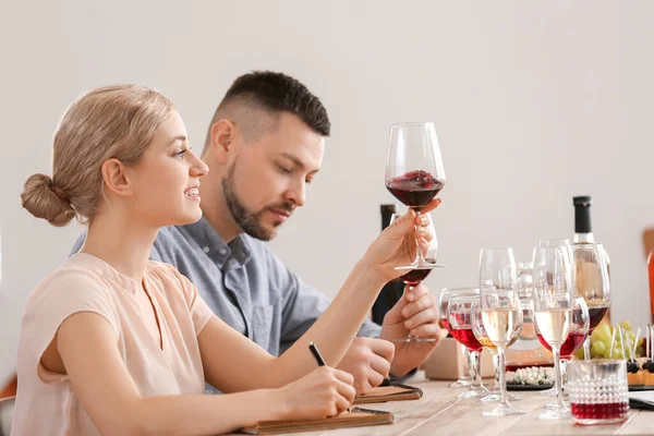 Gente Degustando Vino Restaurante — Foto de Stock