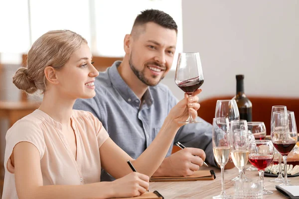 Pessoas Degustando Vinho Restaurante — Fotografia de Stock