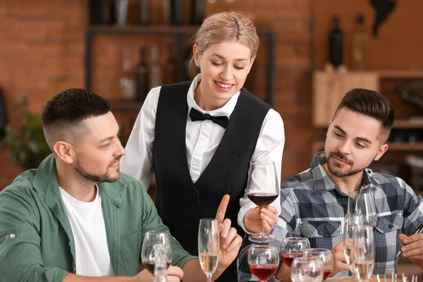 Lidé Ochutnávají Víno Restauraci — Stock fotografie