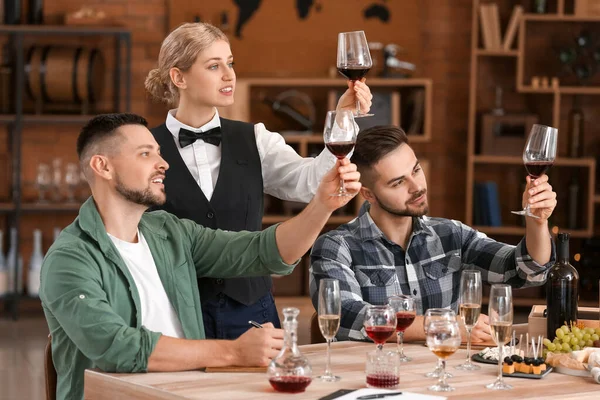 Mensen Proeven Wijn Het Restaurant — Stockfoto