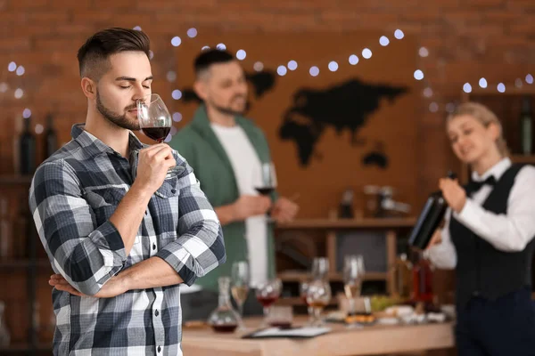 Muž Ochutnávka Vína Restauraci — Stock fotografie